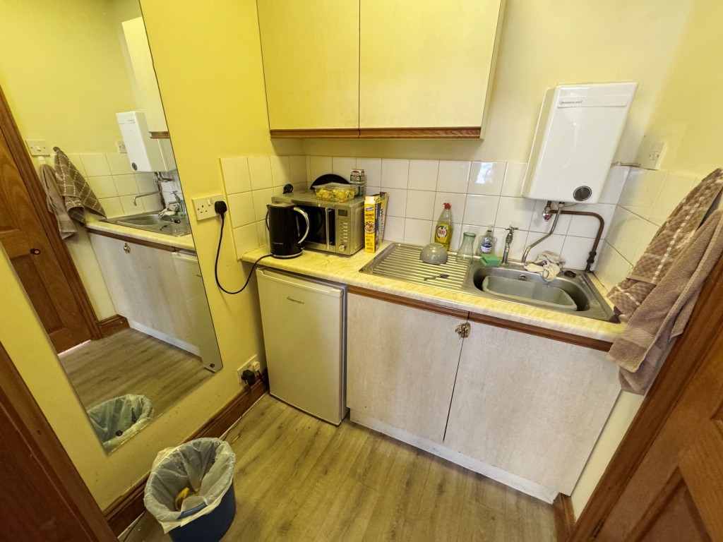 Lot: 36 - FREEHOLD COMMERCIAL AND RESIDENTIAL INVESTMENT - Office - kitchen